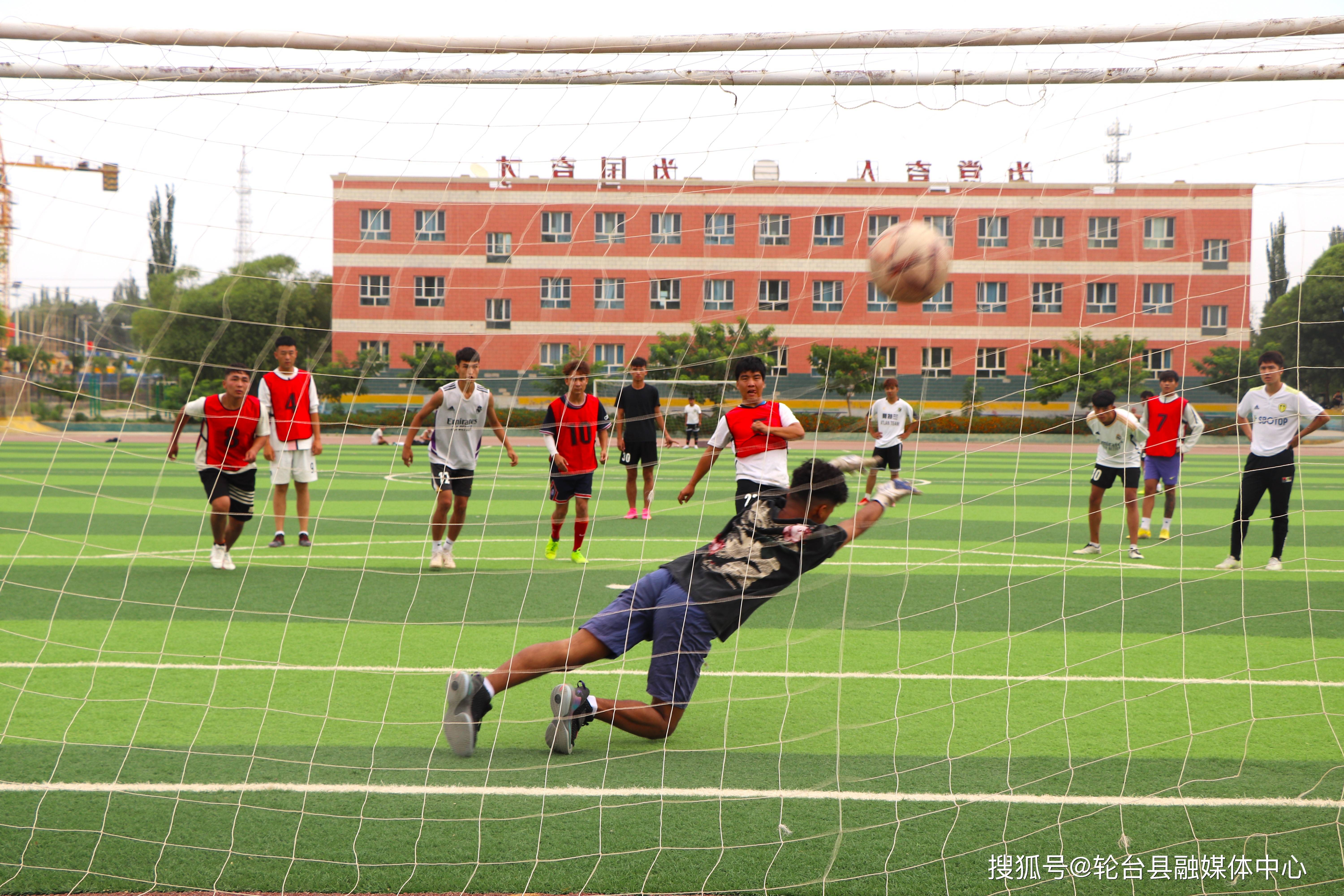 区域足球比赛中球队锋煞回眸,技高一筹 区域足球比赛中球队锋煞回眸,技高一筹
