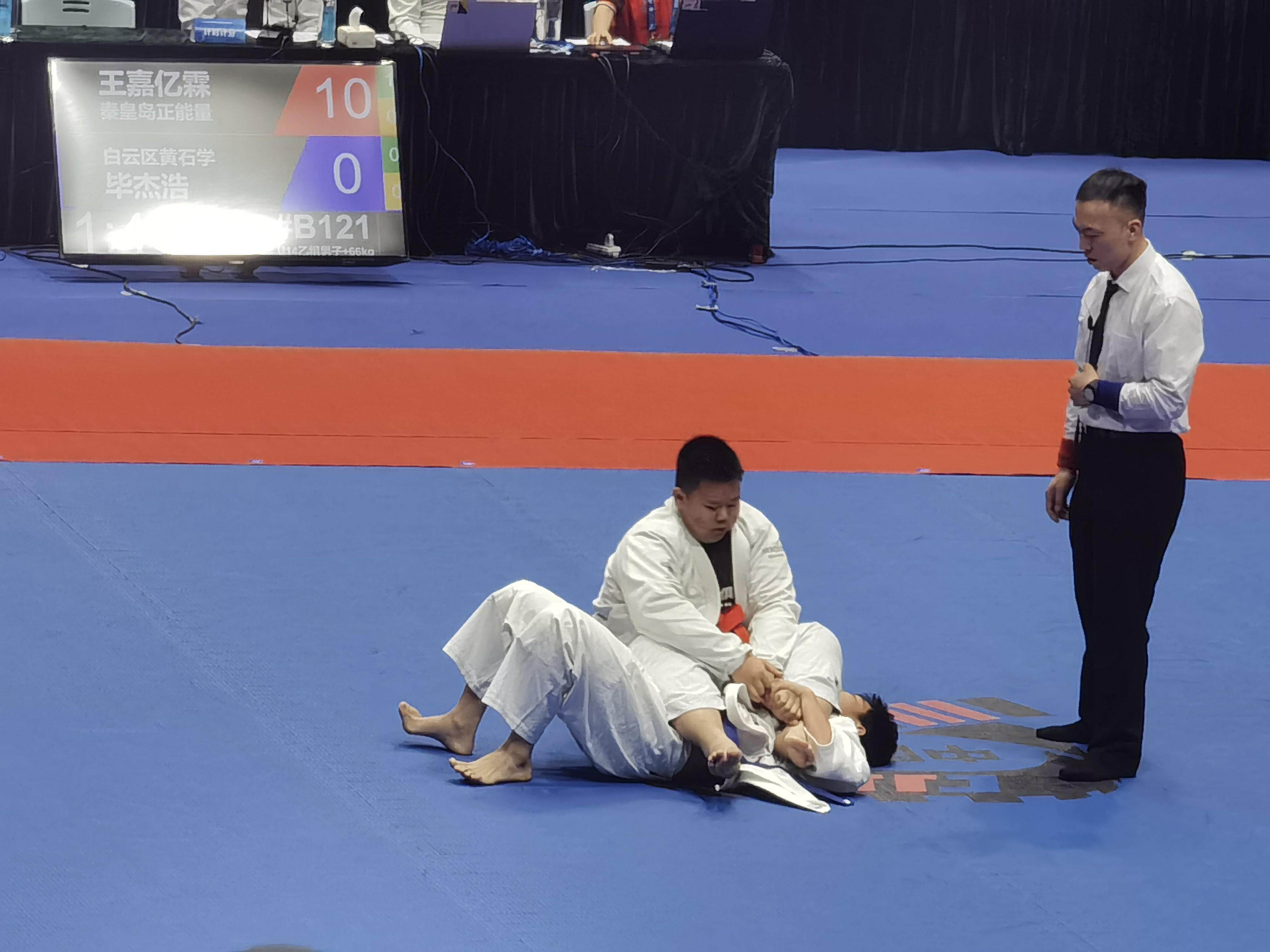 异军突起柔道选手技高一筹获得冠军