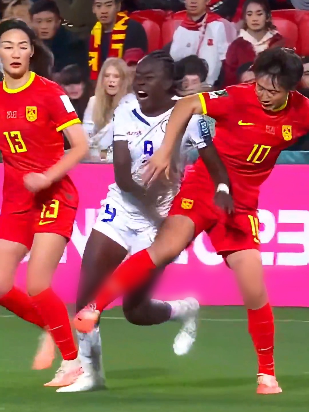 激情燃烧!女足赛场掀起高潮 激情燃烧!女足赛场掀起高潮