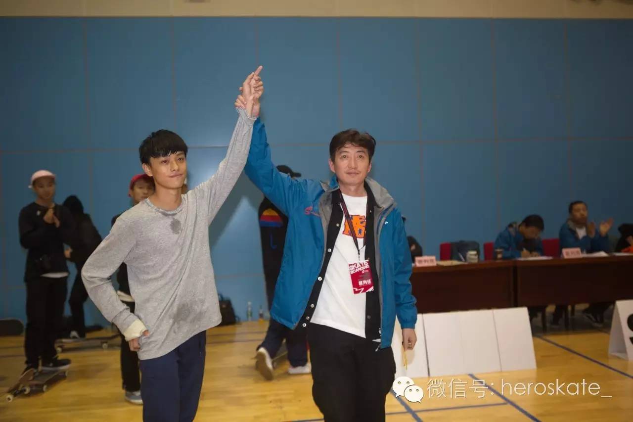 滑板男女队表现抢眼,成功摘得金牌 滑板男女队表现抢眼,成功摘得金牌