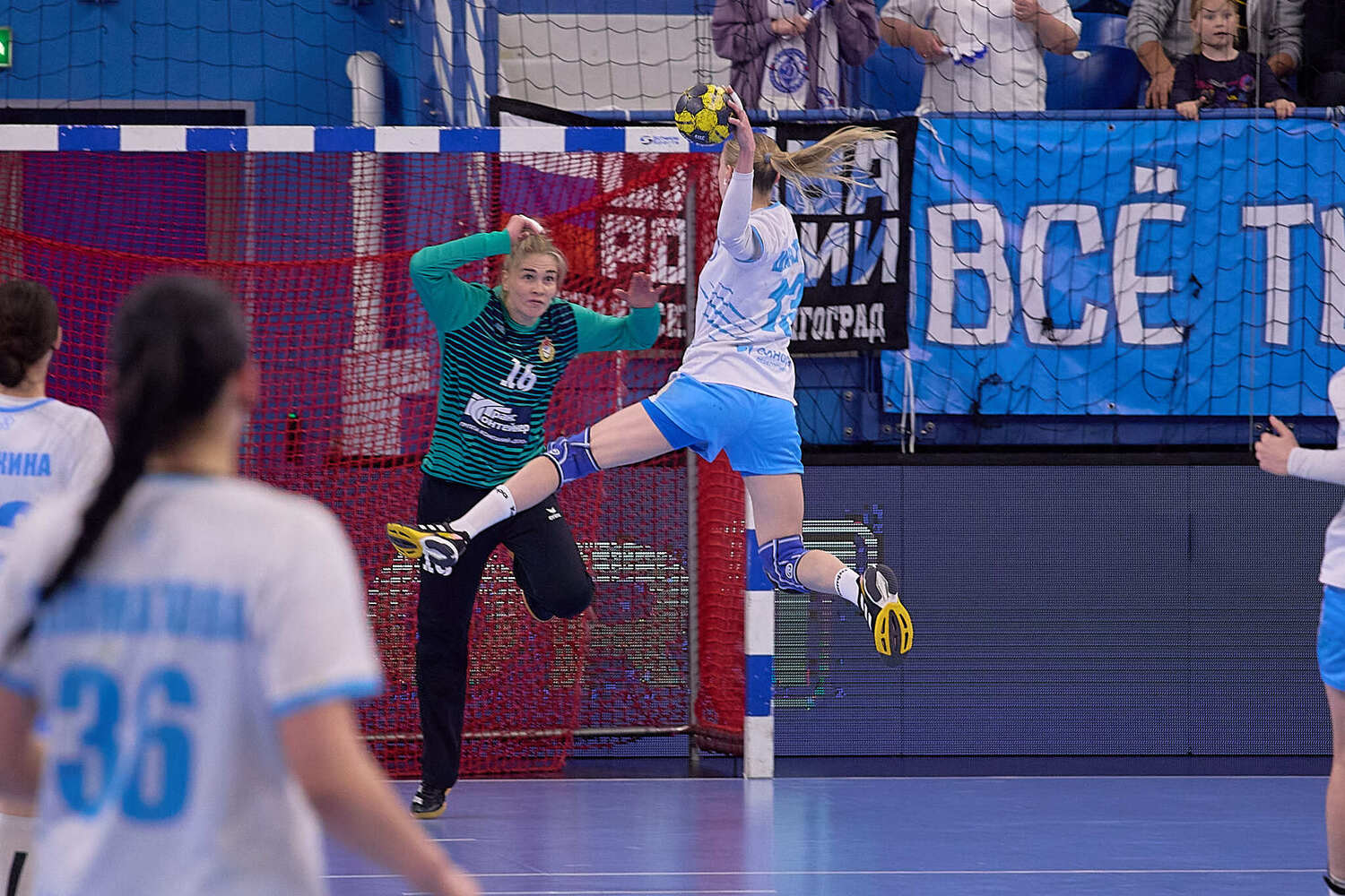 俄罗斯队在排球比赛中击败对手,晋级半决赛 俄罗斯队在排球比赛中击败对手,晋级半决赛