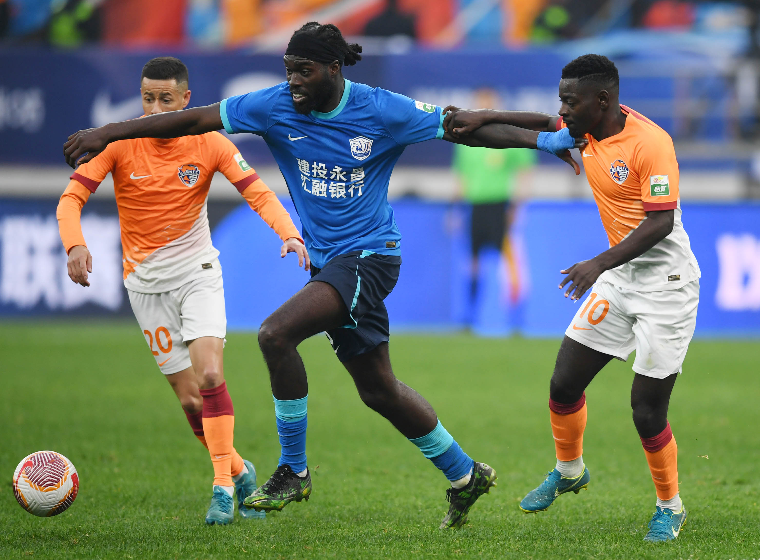 中东劲旅球队在比赛中表现抢眼 中东劲旅球队在比赛中表现抢眼