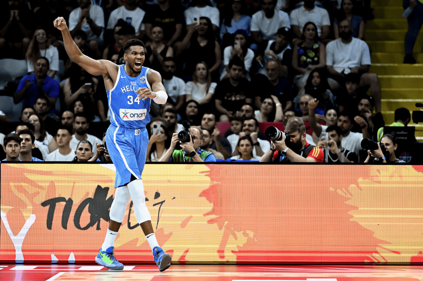 篮球明星带队获得胜利,晋级半决赛 篮球明星带队获得胜利,晋级半决赛