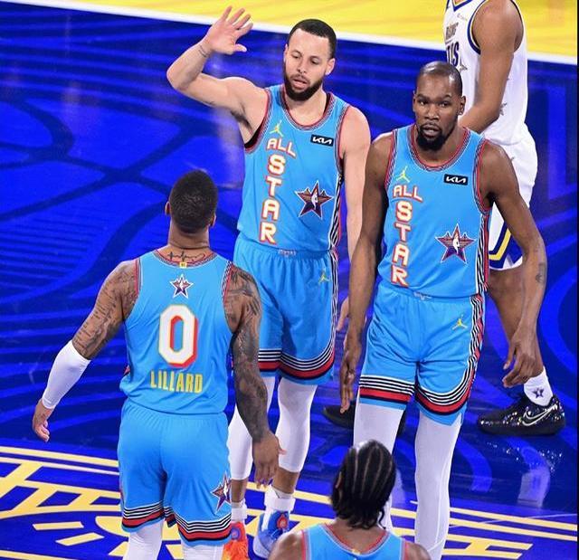 篮球明星带队获得胜利,晋级半决赛 篮球明星带队获得胜利,晋级半决赛