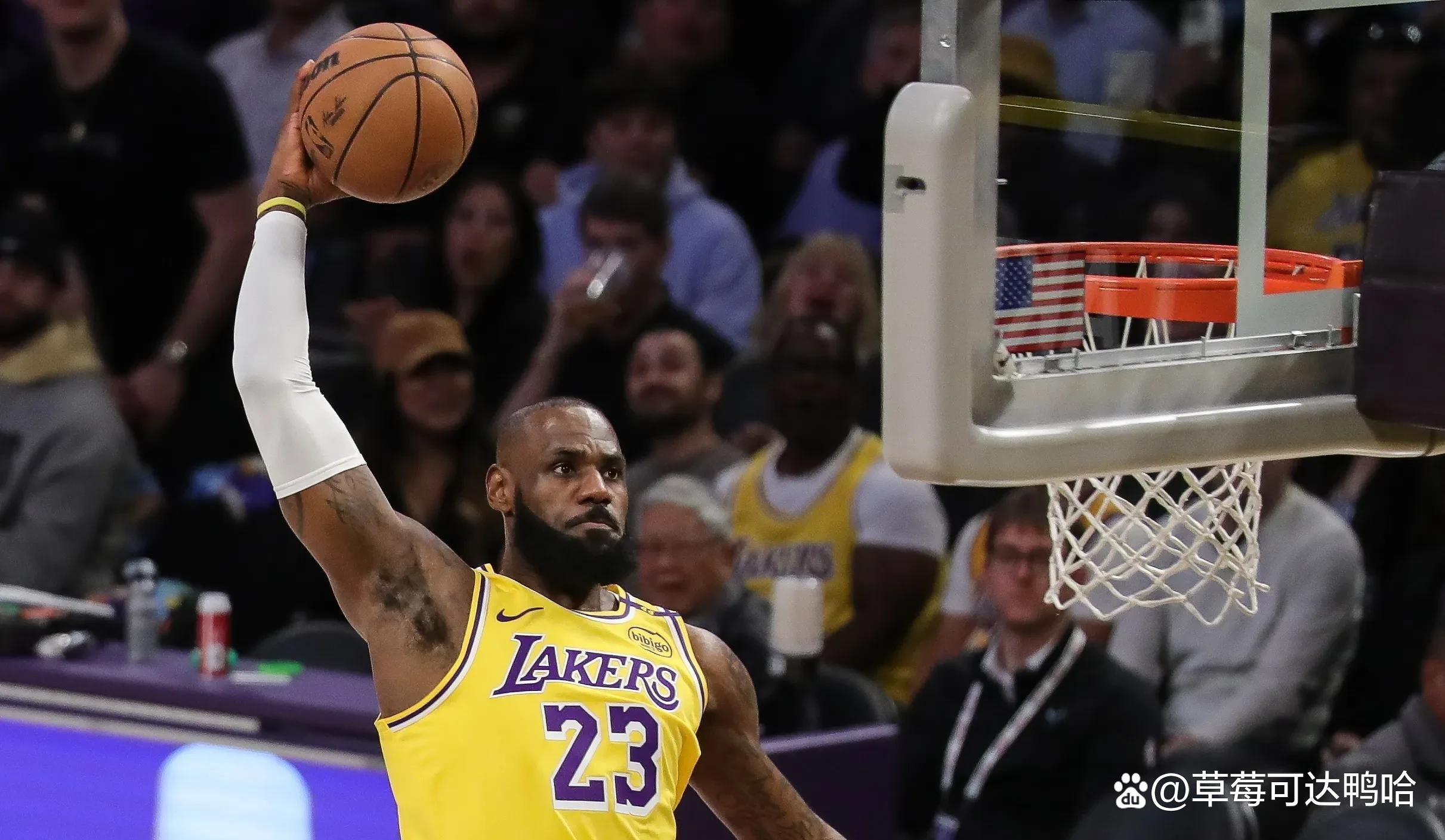 雄鹿与湖人即将在主场上演精彩对决,两支球队实力均衡 雄鹿与湖人即将在主场上演精彩对决,两支球队实力均衡